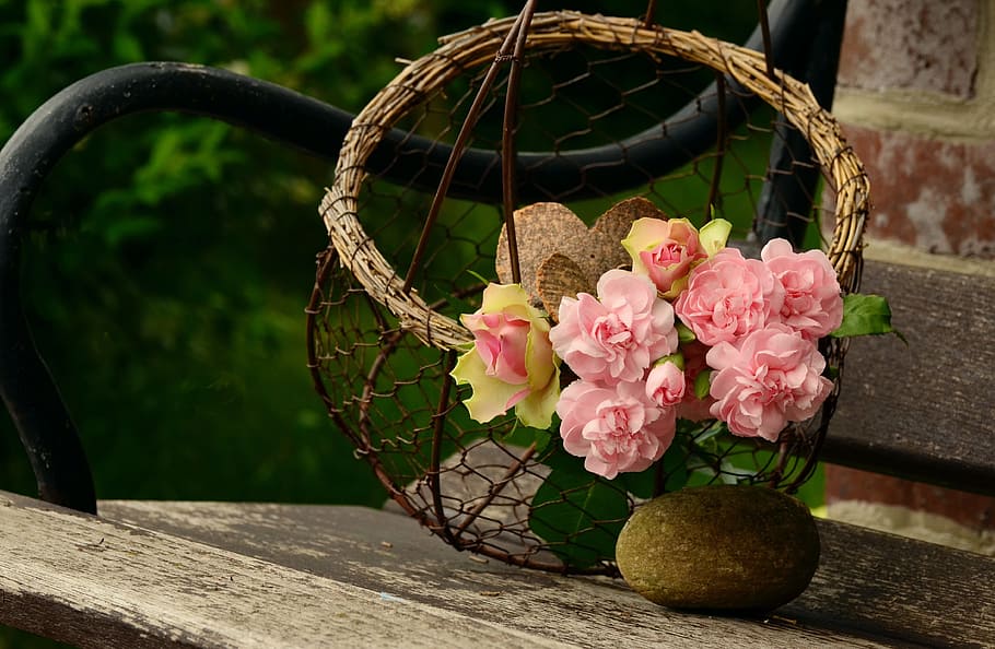 brown wicker basket with pink roses accent, bouquet, floral greeting, HD wallpaper