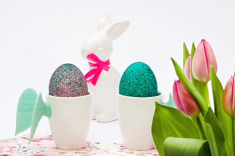 white ceramic rabbit figurine and two gray-and-green egg decors on white ceramic winged mugs HD wallpaper