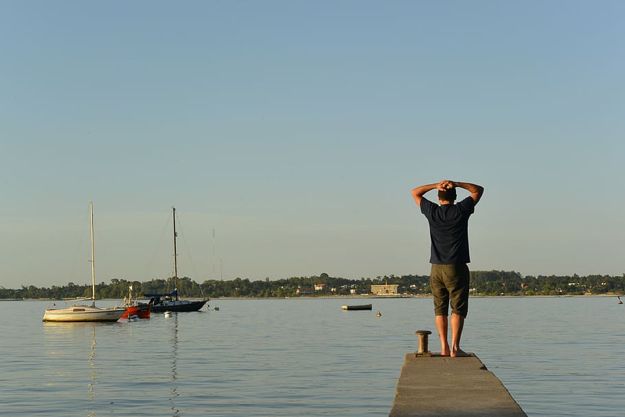 man standing on boat dock, Bay, Boats, Fishing, Clear, Summer, Heat, HD wallpaper