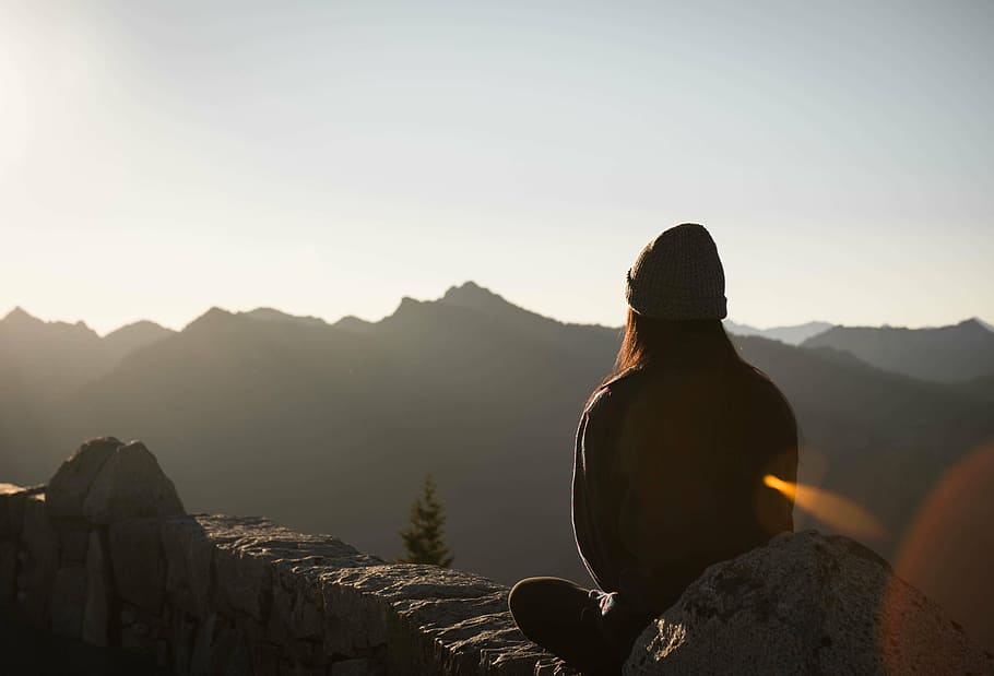 silhouette of person on rock mountain, sitting, woman, watching HD wallpaper