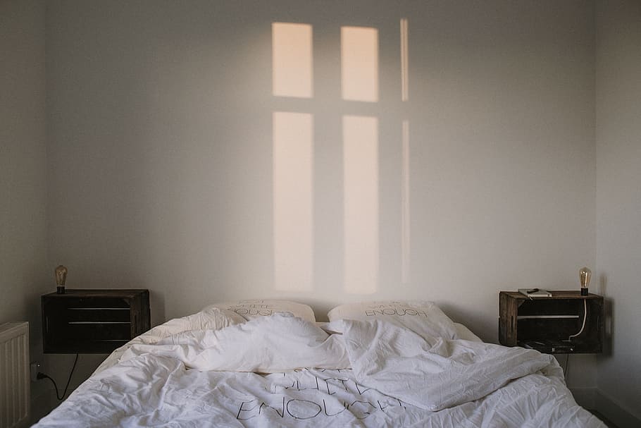 white bed sheet, room, pillow, blanket, reflection, sunlight HD wallpaper