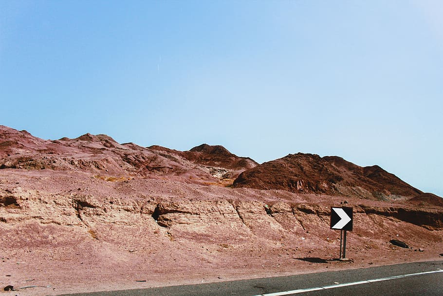 black and white traffic signage near mountains, right turn signage besides road HD wallpaper