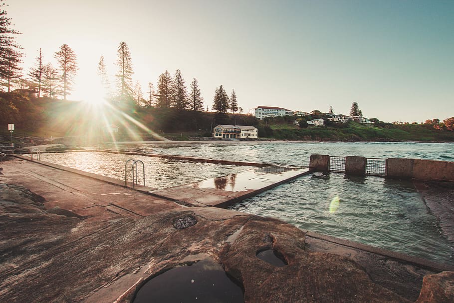 swimming pool at sunset, swimming pool during golden hour, sunrise HD wallpaper