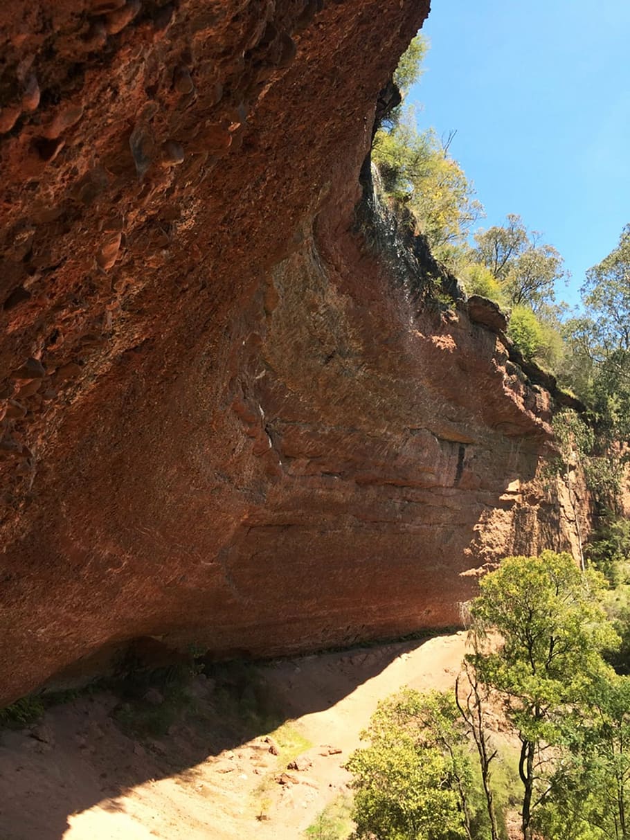 King's valley. Ущелье Виктория Австралия. King Valley Австралия. Висячая скала в Австралии. Долина географический объект.