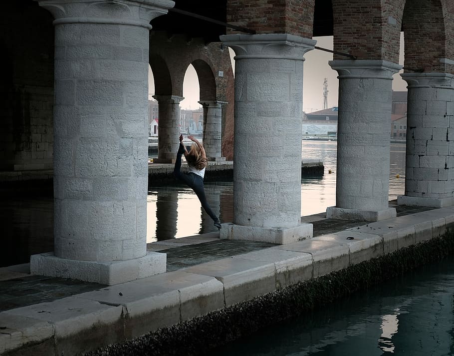 il caso, woman jumping near body of water during daytime, pillar HD wallpaper