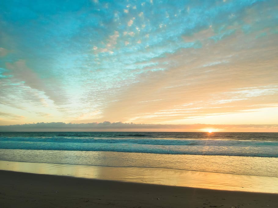 body of water under white clouds during golden hour, sky, horizon HD wallpaper