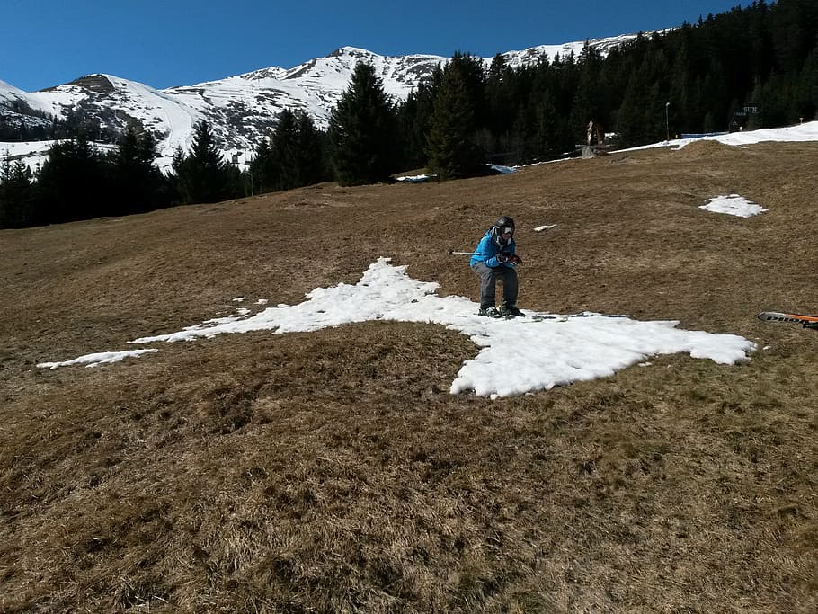 Skiers, Snow Patch, Fun, Humor, defrosted, runway, ski run HD wallpaper