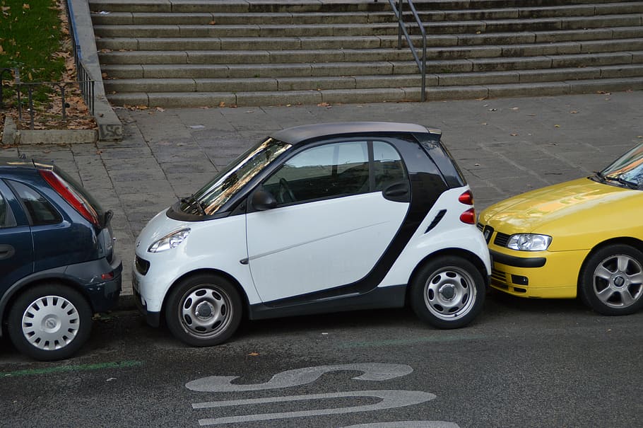 white Smart compact car parked on road side, parking, parked up HD wallpaper