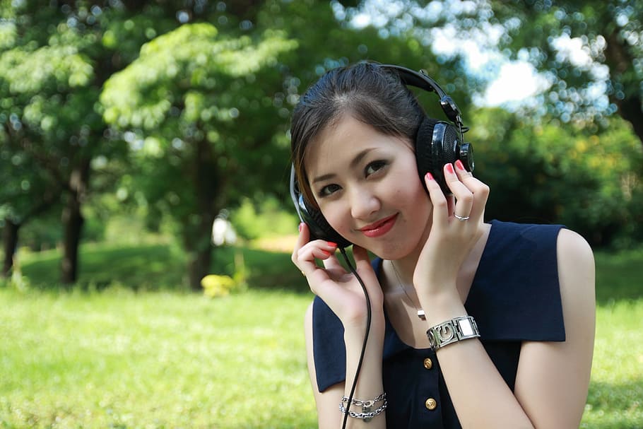 woman wearing sleeveless shirt using black headphones, pretty, HD wallpaper