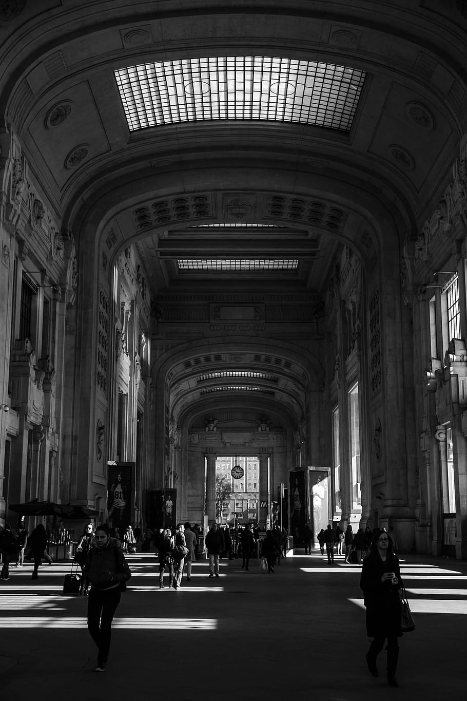 group of people inside building, grayscale photography of people standing inside concrete building HD wallpaper