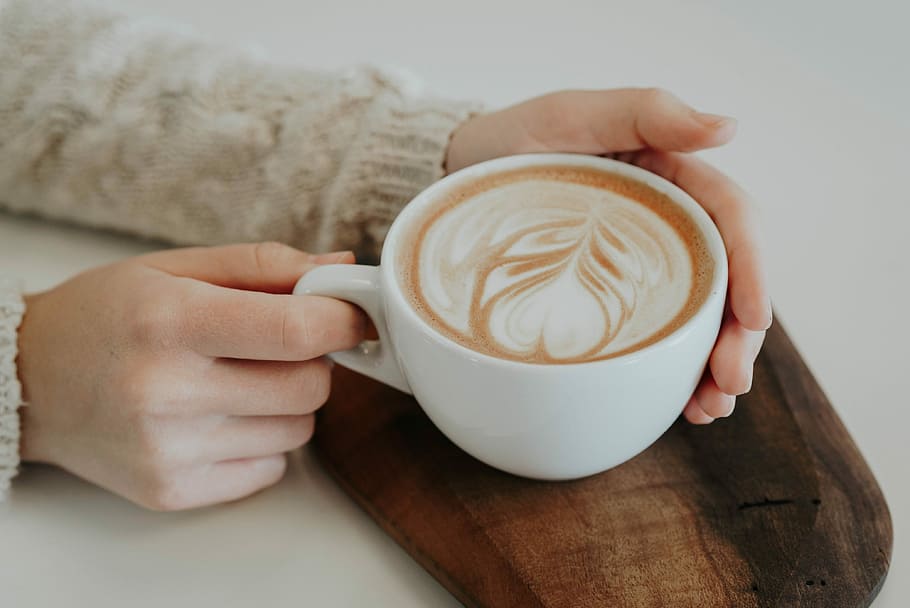 leaf design coffee latte art, person holding white ceramic teacup HD wallpaper