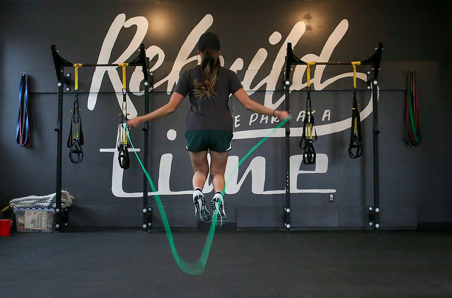 woman using jumping rope, woman playing jumping rope, sport, health, HD wallpaper