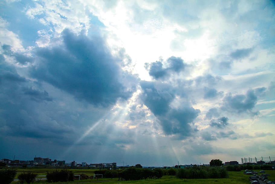 sunrays photo through black clouds, sun rays, light, shine HD wallpaper