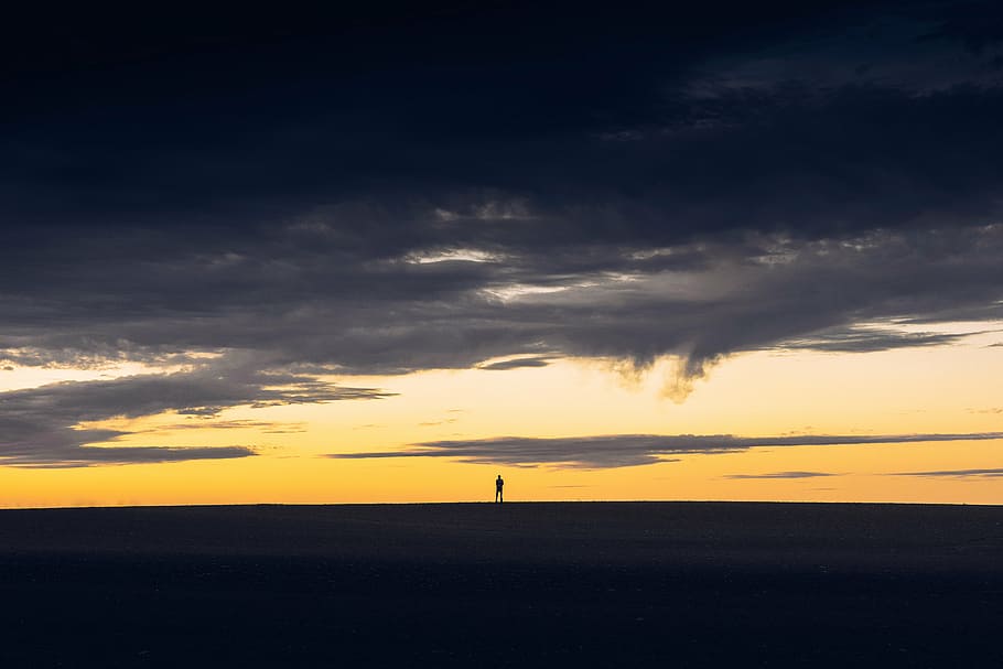 silhouette of man under cloudy sky during daytome, horizon HD wallpaper