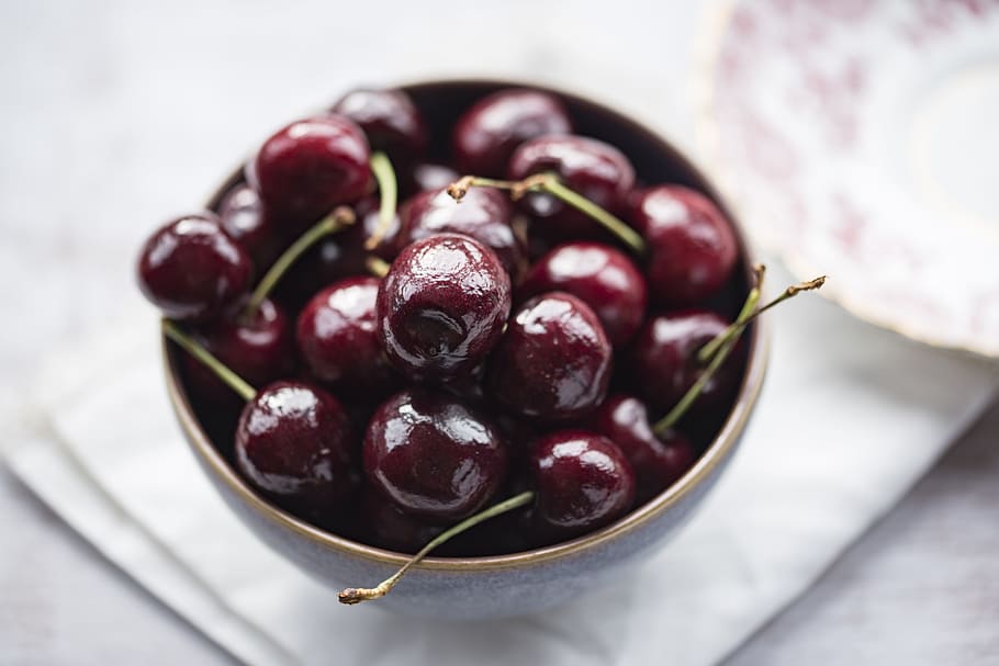 close-up photography of cherry fruits, berries on brown bowl HD wallpaper