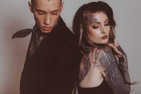 man and woman with tattoos, man and woman standing behind each other HD wallpaper