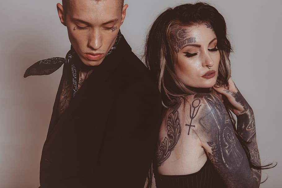 man and woman with tattoos, man and woman standing behind each other HD wallpaper