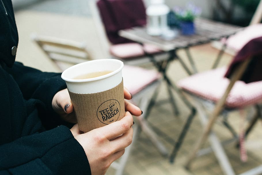 Tea to-go on a cold day, Berlin, drink, hands, outside, takeaway HD wallpaper