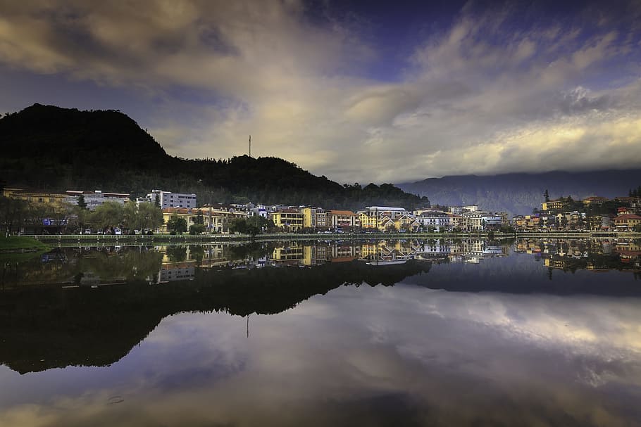 landscape photo of a city buildings, sa pa, town, lake, soi ball