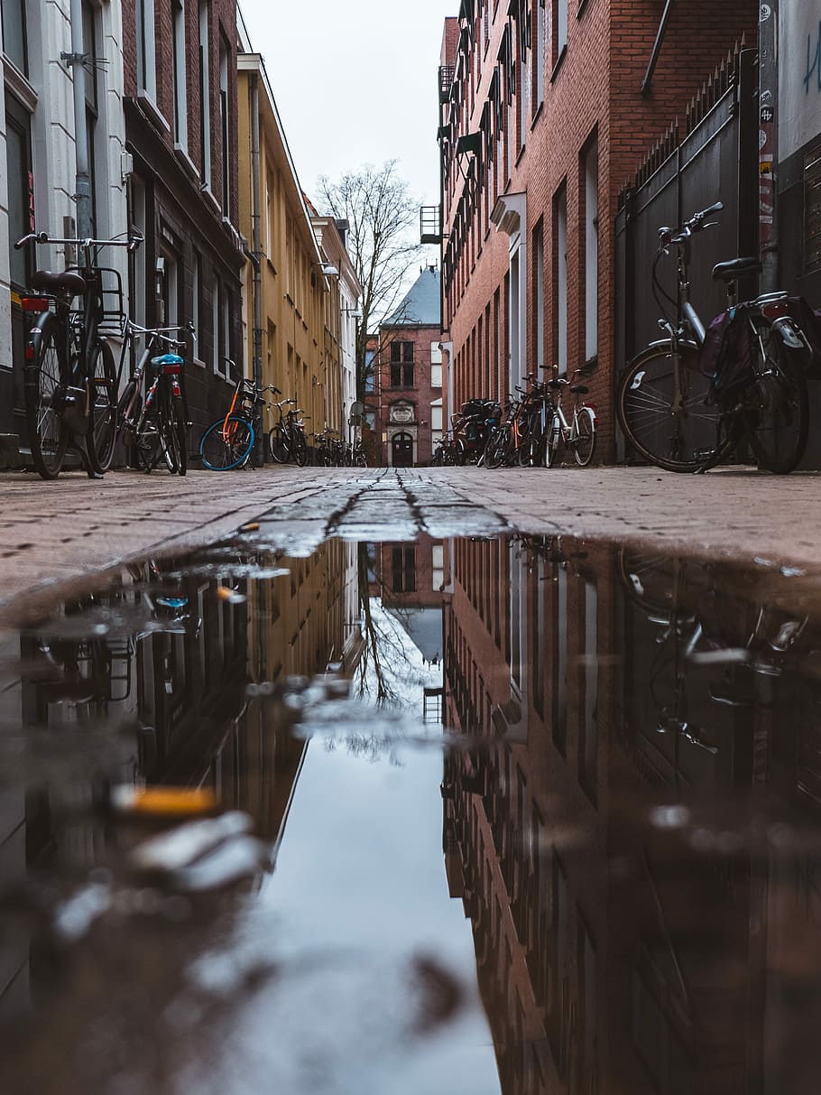 bicycle parking beside buildings, photo of bikes park beside building HD wallpaper