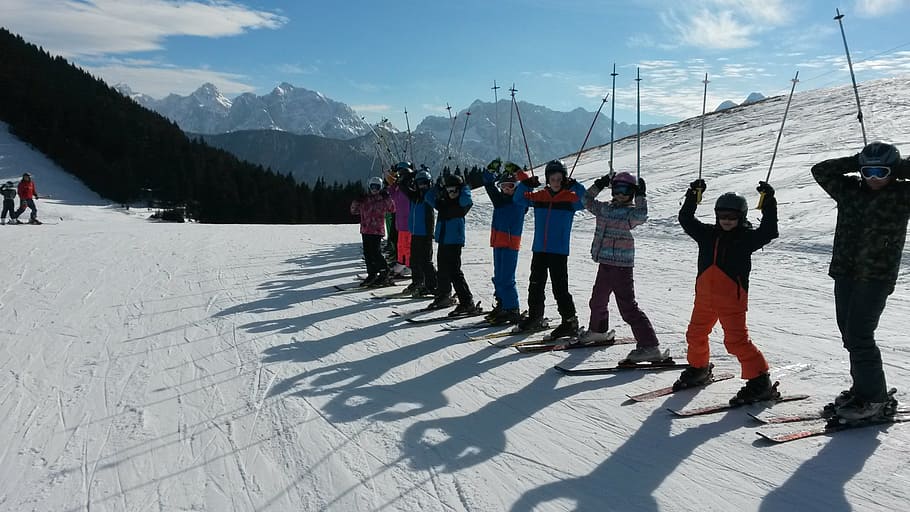skiing, ski group, alpine, snow, mountain, winter, people, sport HD wallpaper