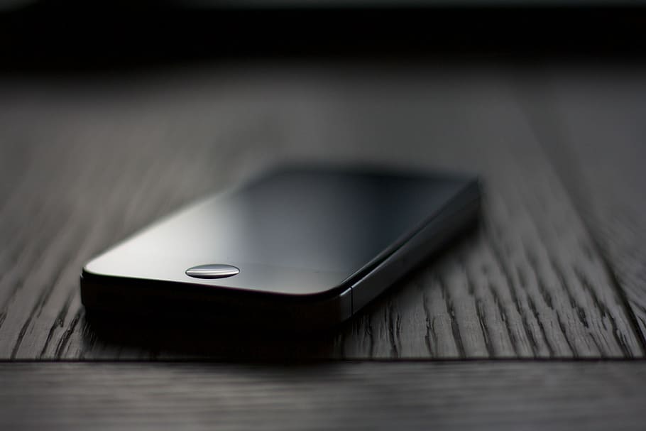 shallow focus photography of space gray iPhone 5s, closeup photo of iPhone on mat