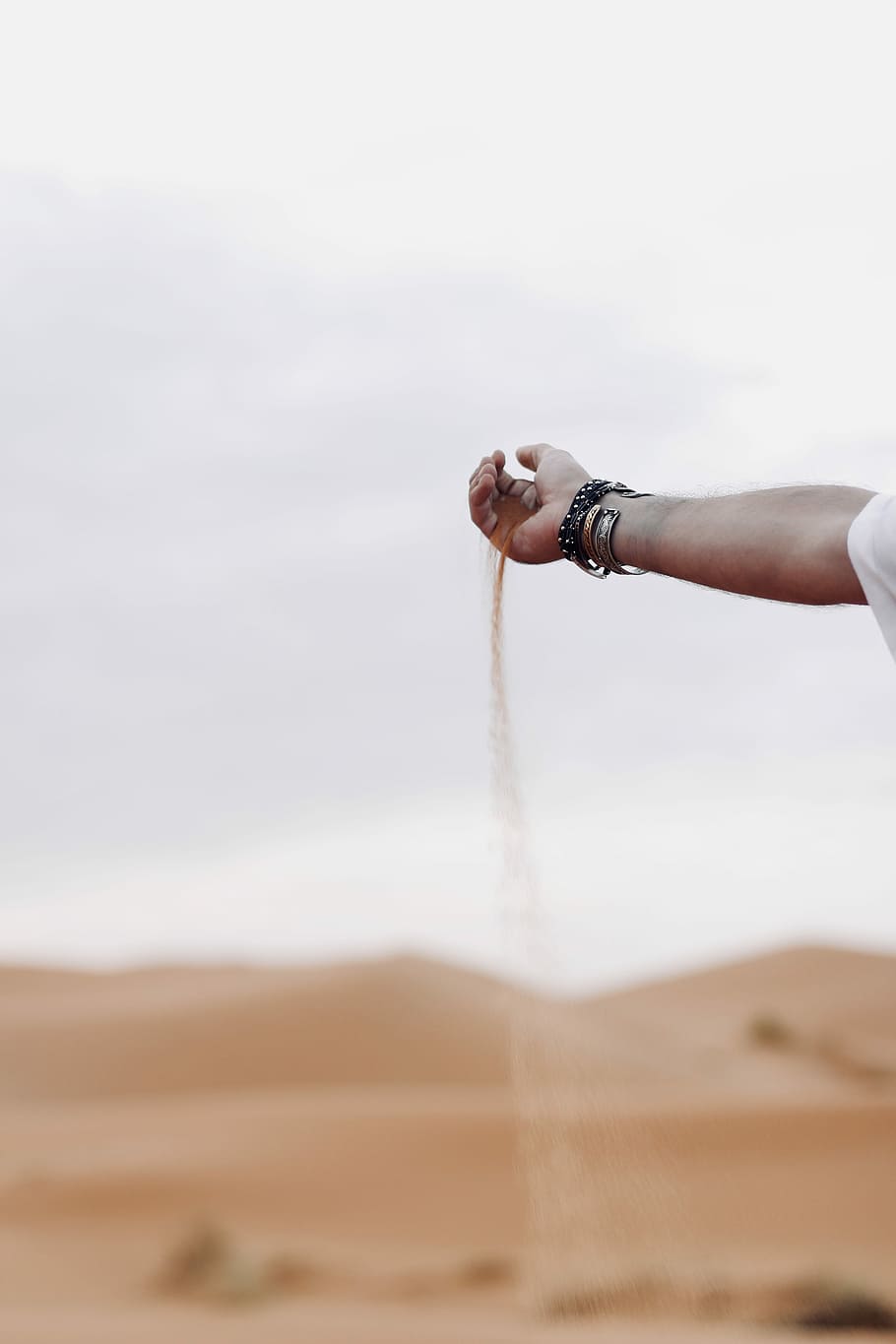 right person hand holding sand, selective focus photography of person holding sand HD wallpaper