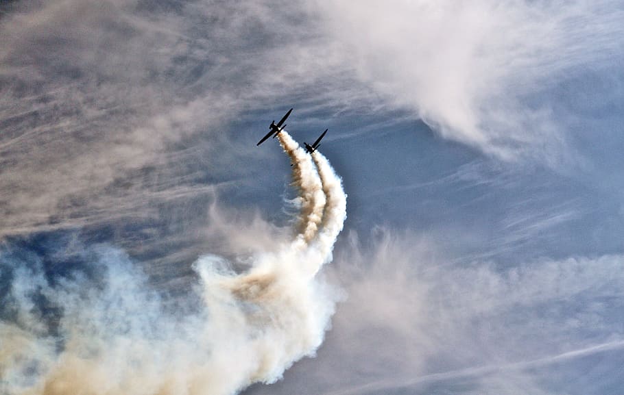 two planes with smoke trails, two airplanes on sky, jet, stunts HD wallpaper