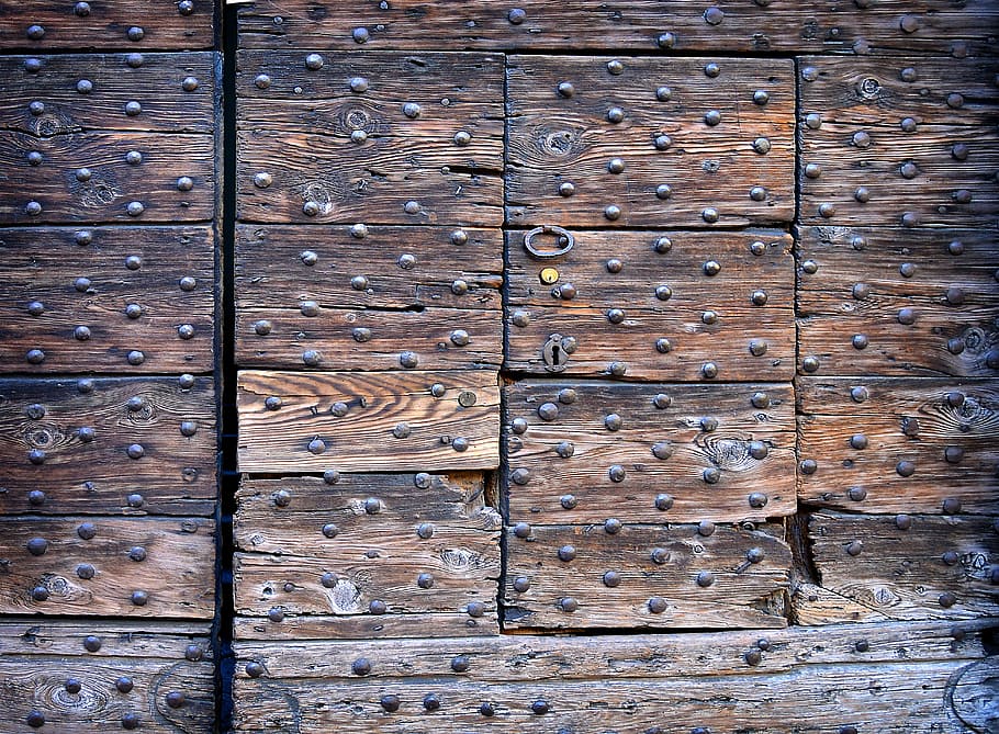 shallow focus photography of brown wooden hidden door, castle, HD wallpaper
