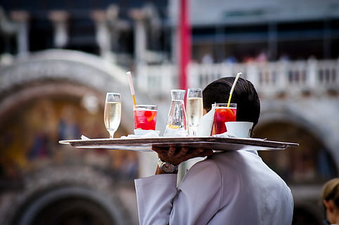 waiter serving beverages, waiter holding tray with drinking glasses HD wallpaper