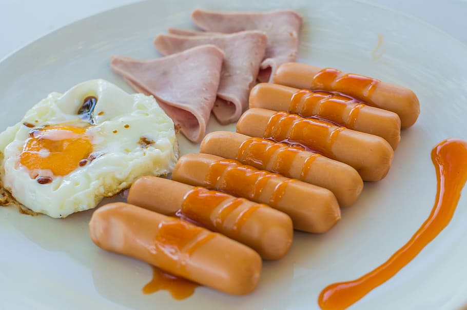 photo of sausage, bacon, and egg serving on plate, breakfast HD wallpaper