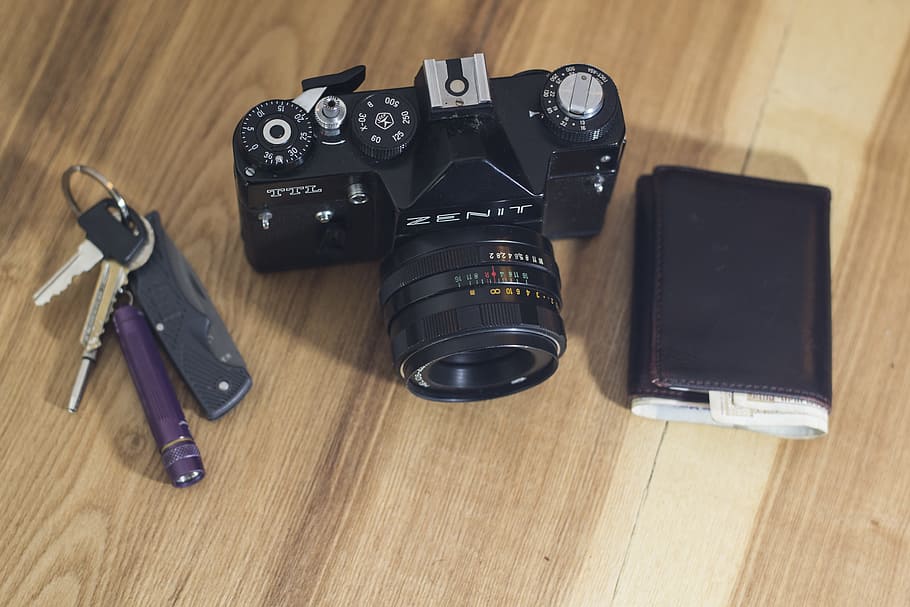 desk, camera, wallet, keys, key-chain, workplace, office desk HD wallpaper