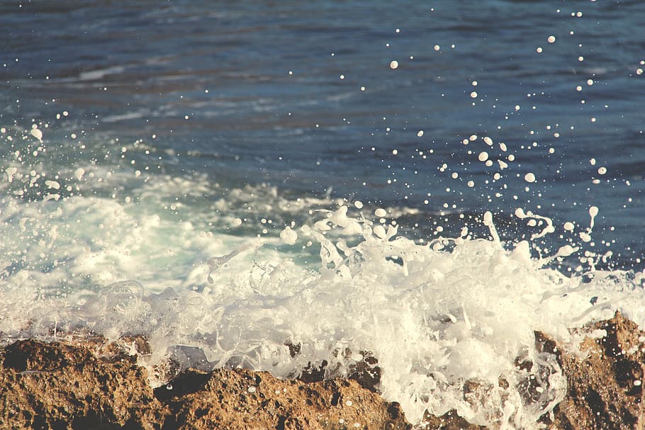 photo of sea wave bump into boulder, waves of body of water during daytime HD wallpaper