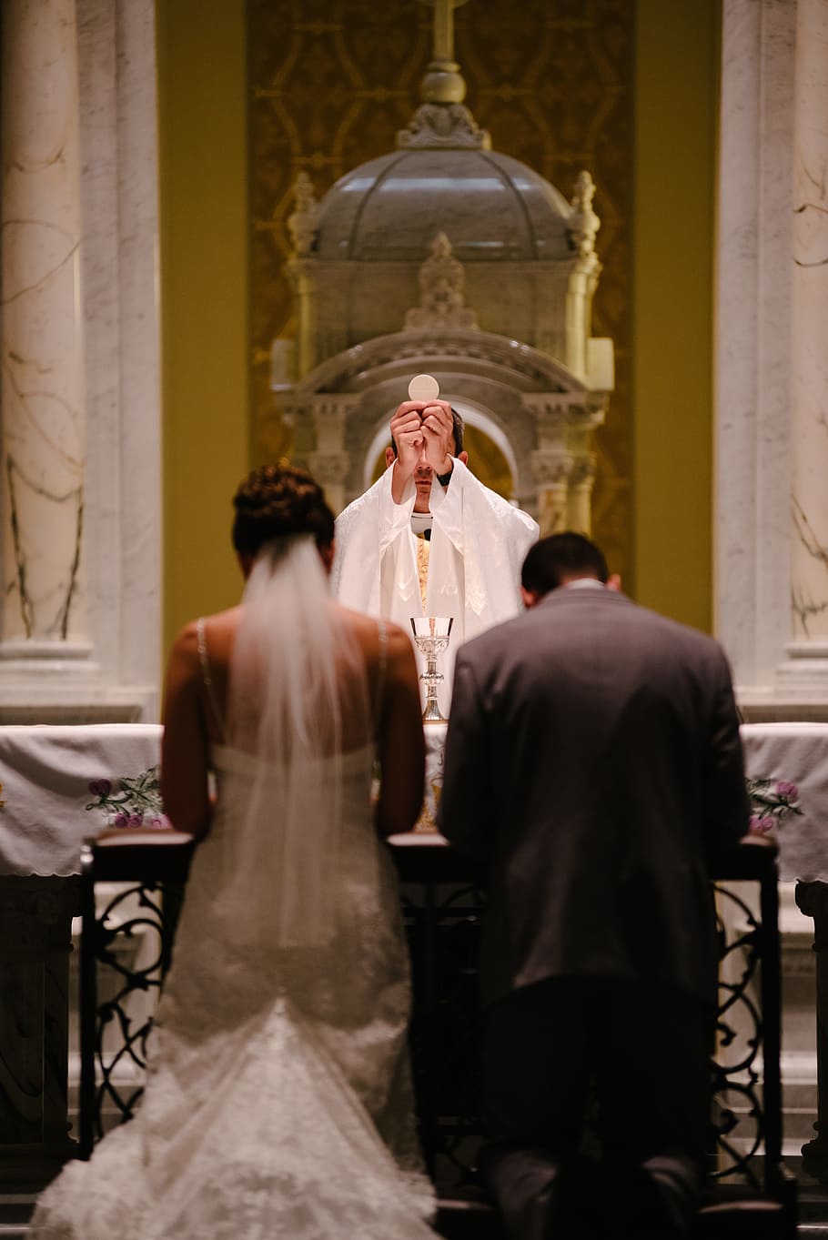 wedding, mass, priest, bride, groom, gown, suit, altar, hostia HD wallpaper