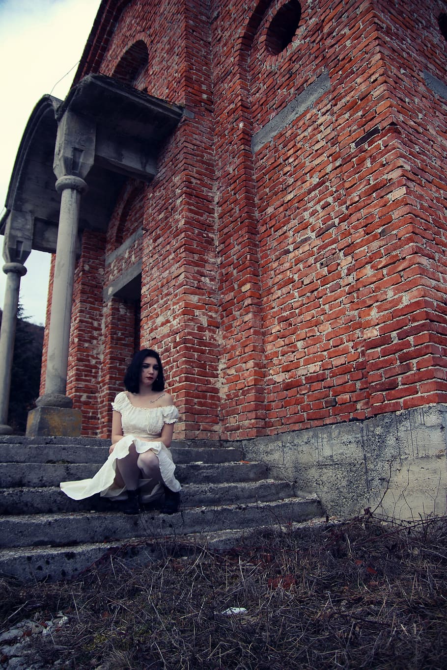 photo of woman wearing off-shoulder dress sitting on stair of brown concrete building HD wallpaper