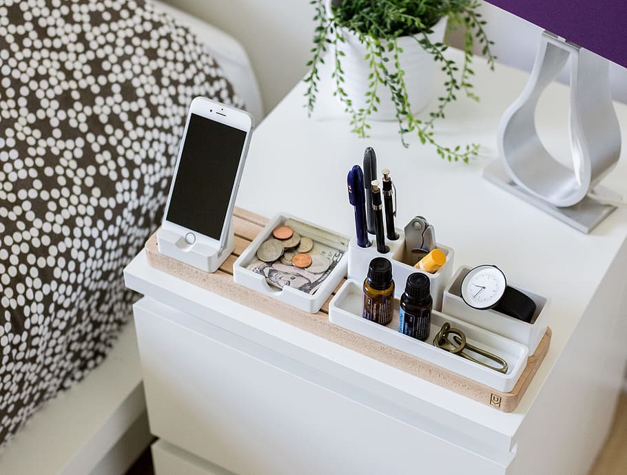 silver iPhone 6 on organizer rack, silver iPhone 6 beside coins and twist pen on top of side table HD wallpaper