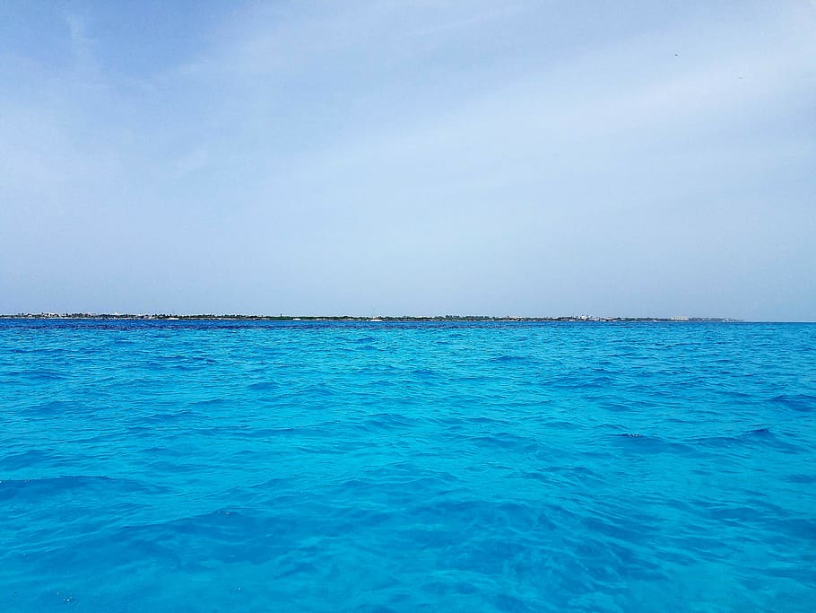 Blue water island. Карибское море голубое. Синяя Атлантика вода. Карибский синий. Карибское море с разными цветами синего.