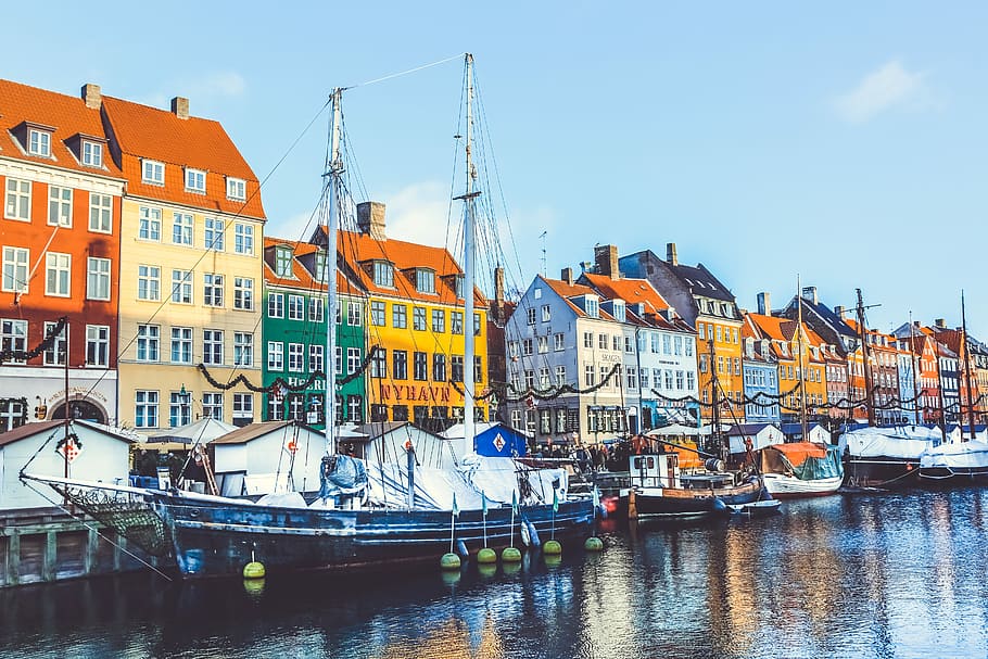 blue and white boat near buildings at daytime, yachts docked beside buildings HD wallpaper