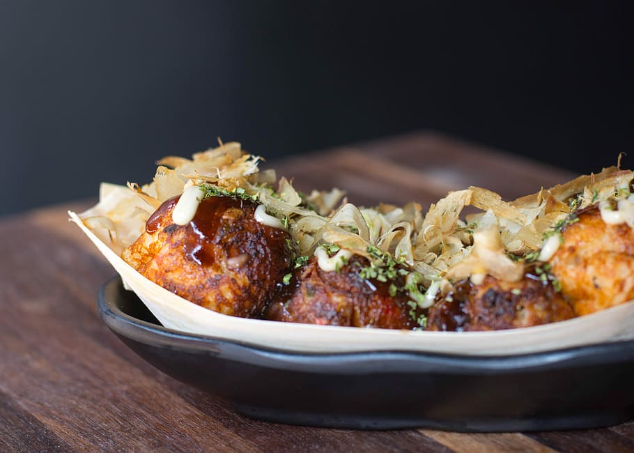 Fotografia alimentare di takoyaki su piastra isolata su sfondo