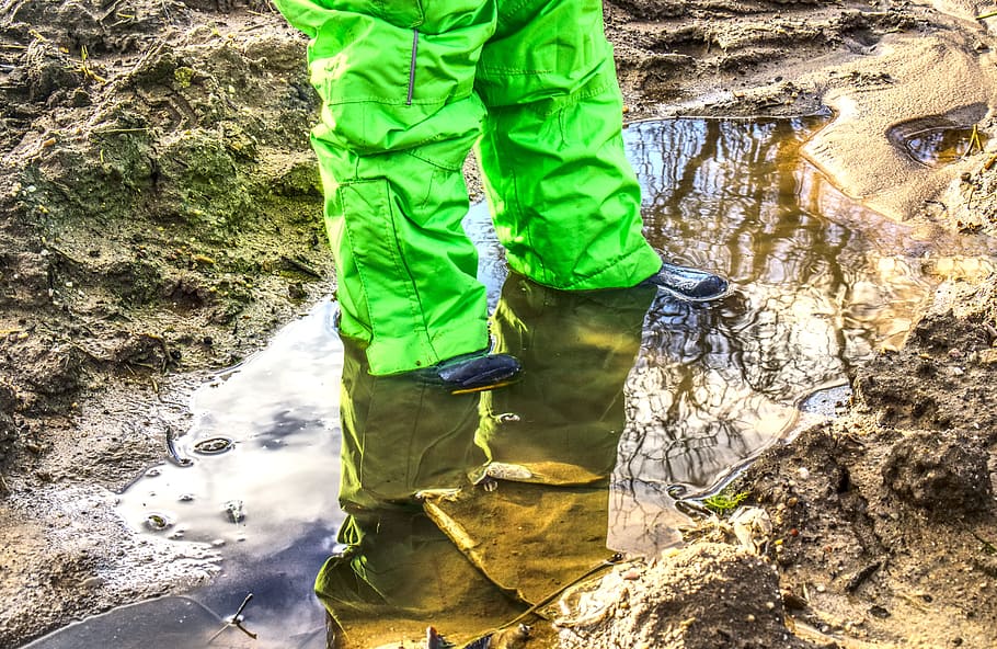 puddle, feet, legs, small child, rain pants, mirroring, reflection, HD wallpaper