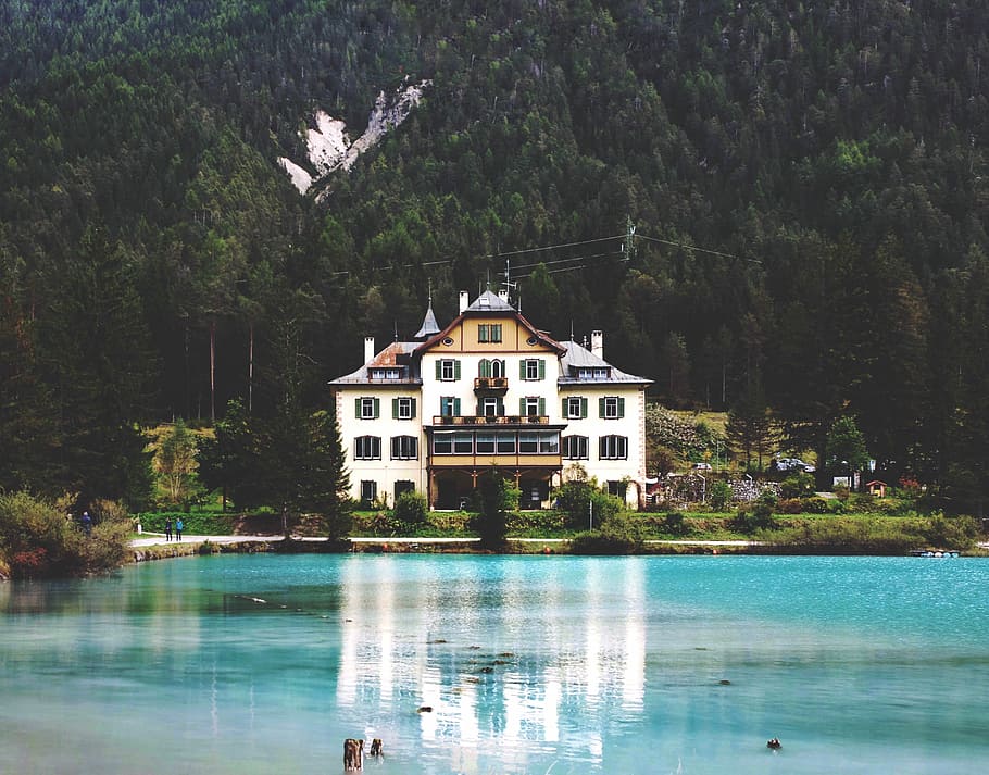 white and brown house near body of water in forest, house near body of water with trees in the back HD wallpaper