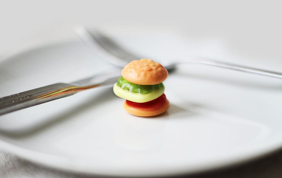 żelka, candy, dinner, fork, cutlery, surprise, composition HD wallpaper