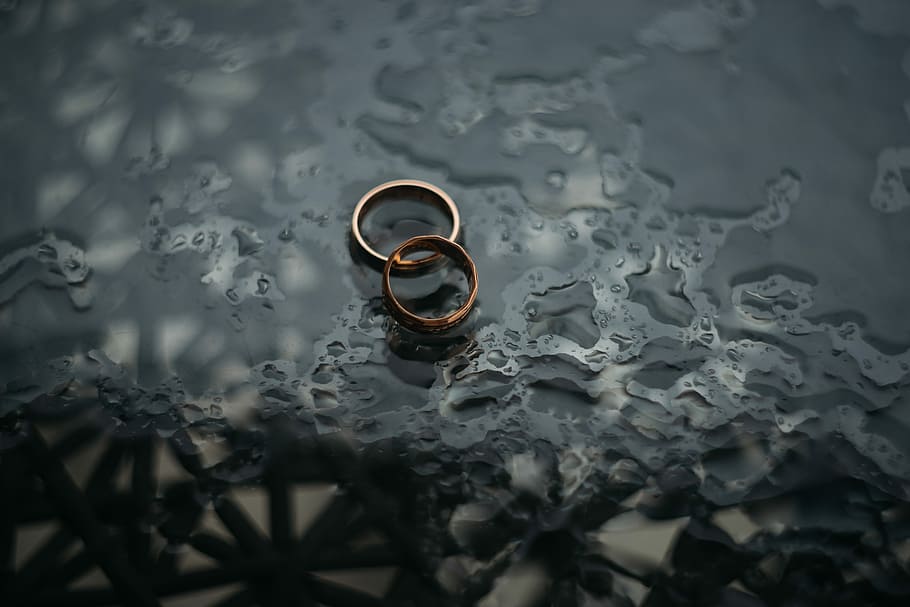 two bronze-colored rings, silver-and-gold-colored rings, wet, HD wallpaper