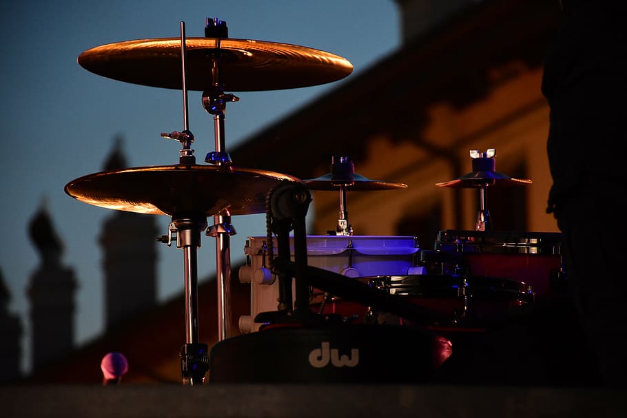 selective focus photo of brown cymbals, drums, music, live, dishes