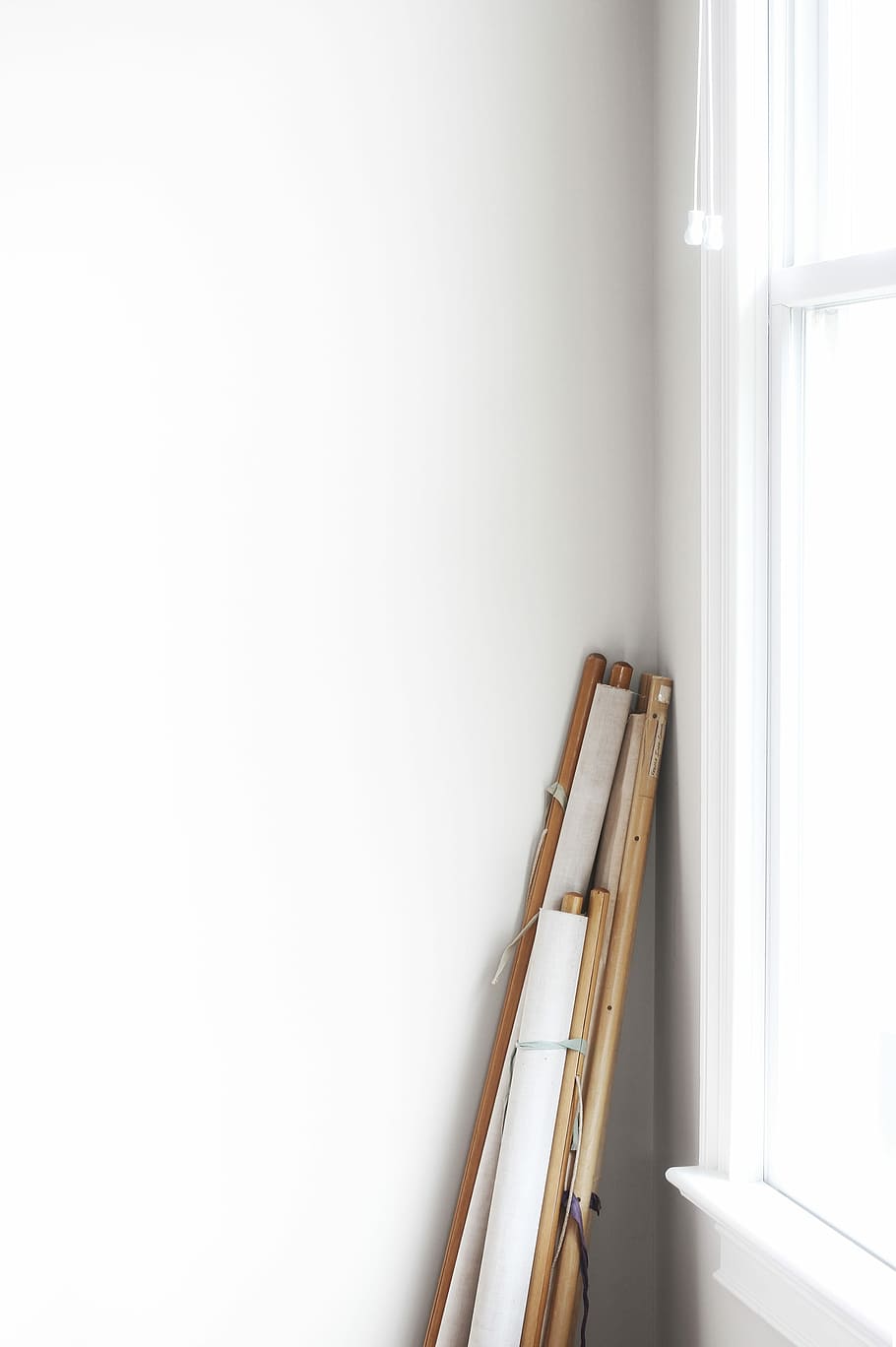 white painted wall, white and brown window blinds beside white painted wall and glass window HD wallpaper
