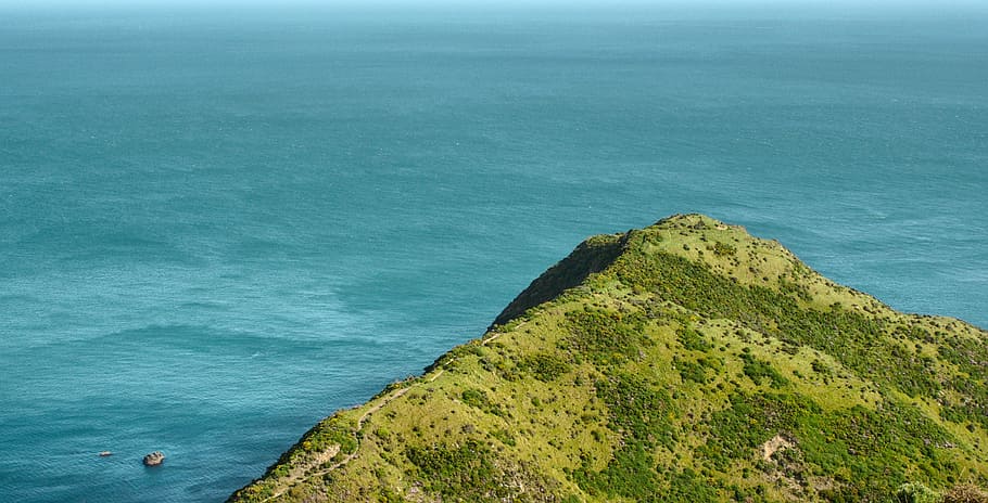 cliff near body of water, aerial photo of cliff beside body of water HD wallpaper