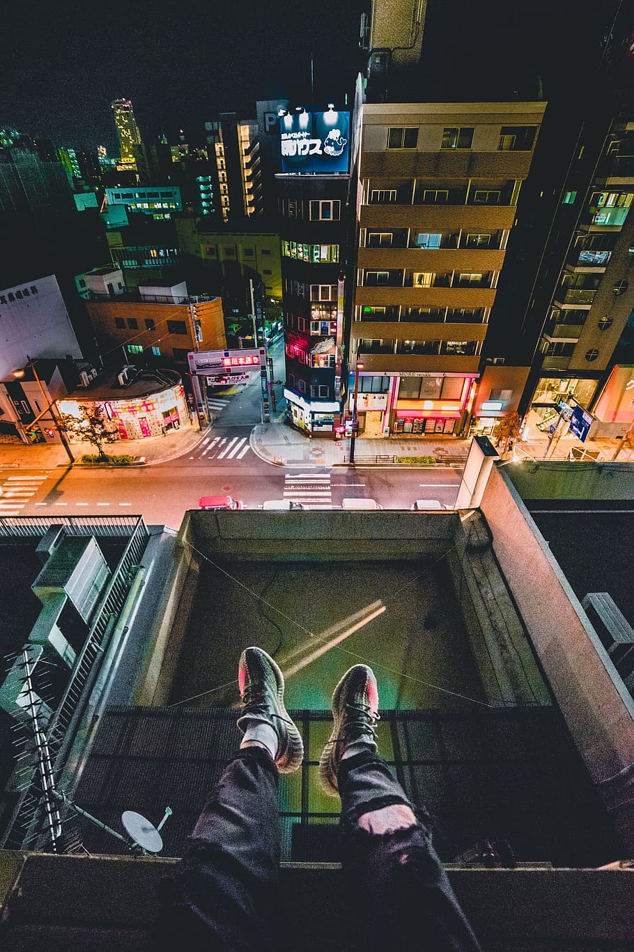 man sitting on building during night, structure, sky, infrastructure HD wallpaper