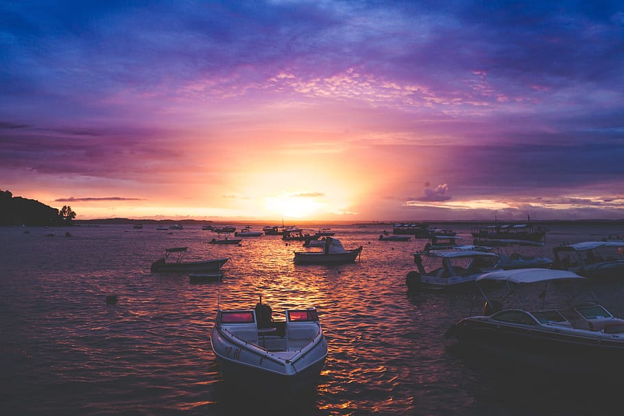 watercrafts in ocean during golden hour, white speedboats on ocean under cloudy sky at sunset HD wallpaper