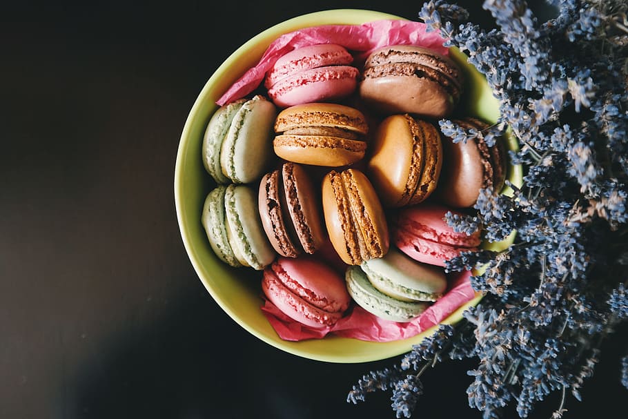 macarons on bowl, macaroons in green bowl, food, snack, close-up, HD wallpaper