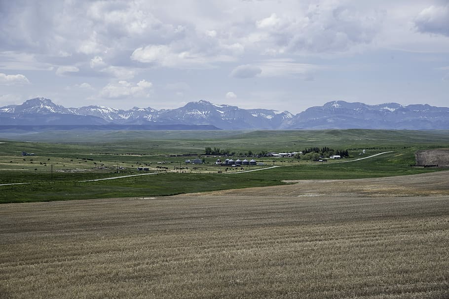 Small Town with mountains in the backdrop in Montana, clouds HD wallpaper